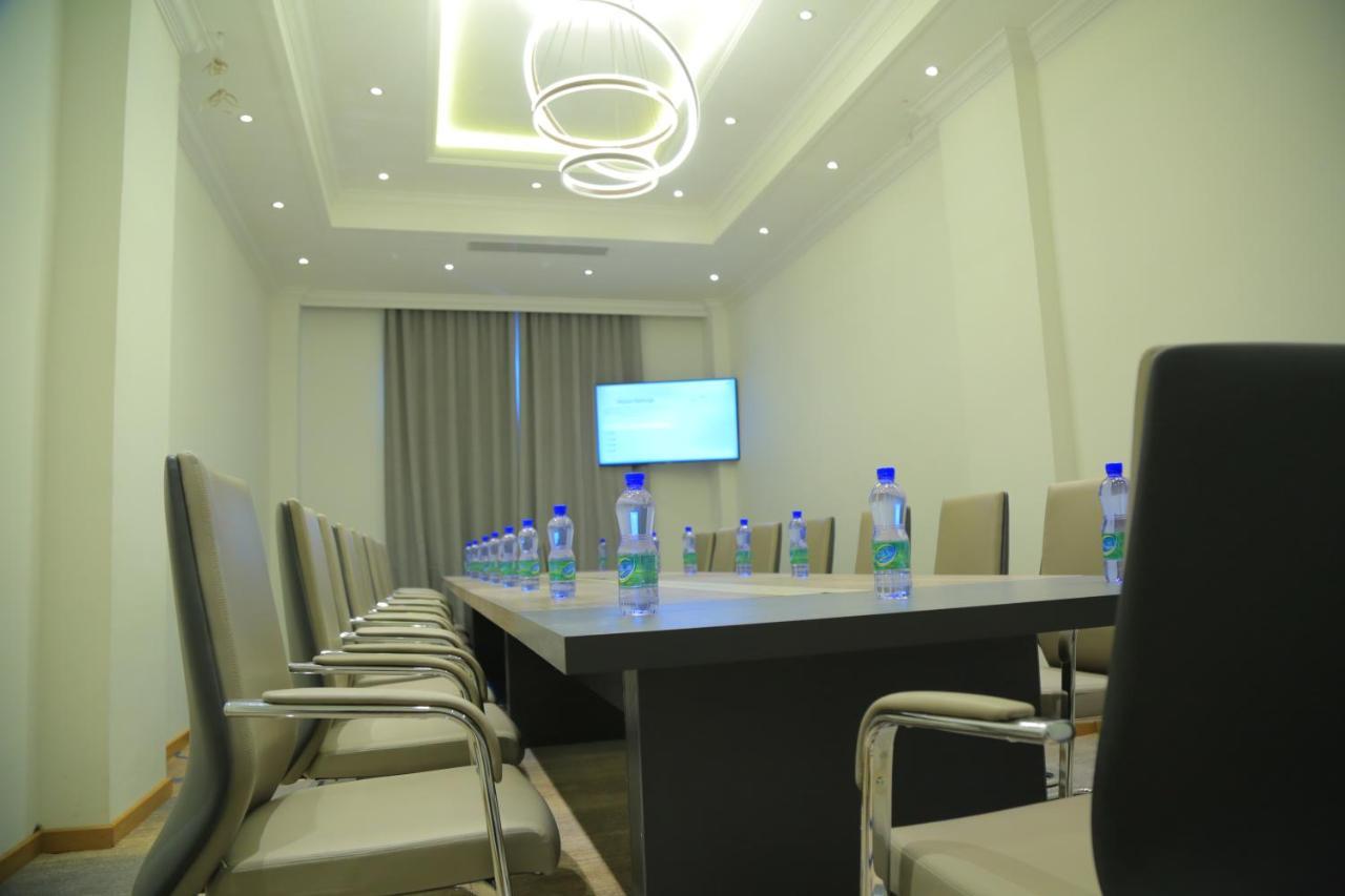 Check Inn Hotel Αντίς Αμπέμπα Εξωτερικό φωτογραφία